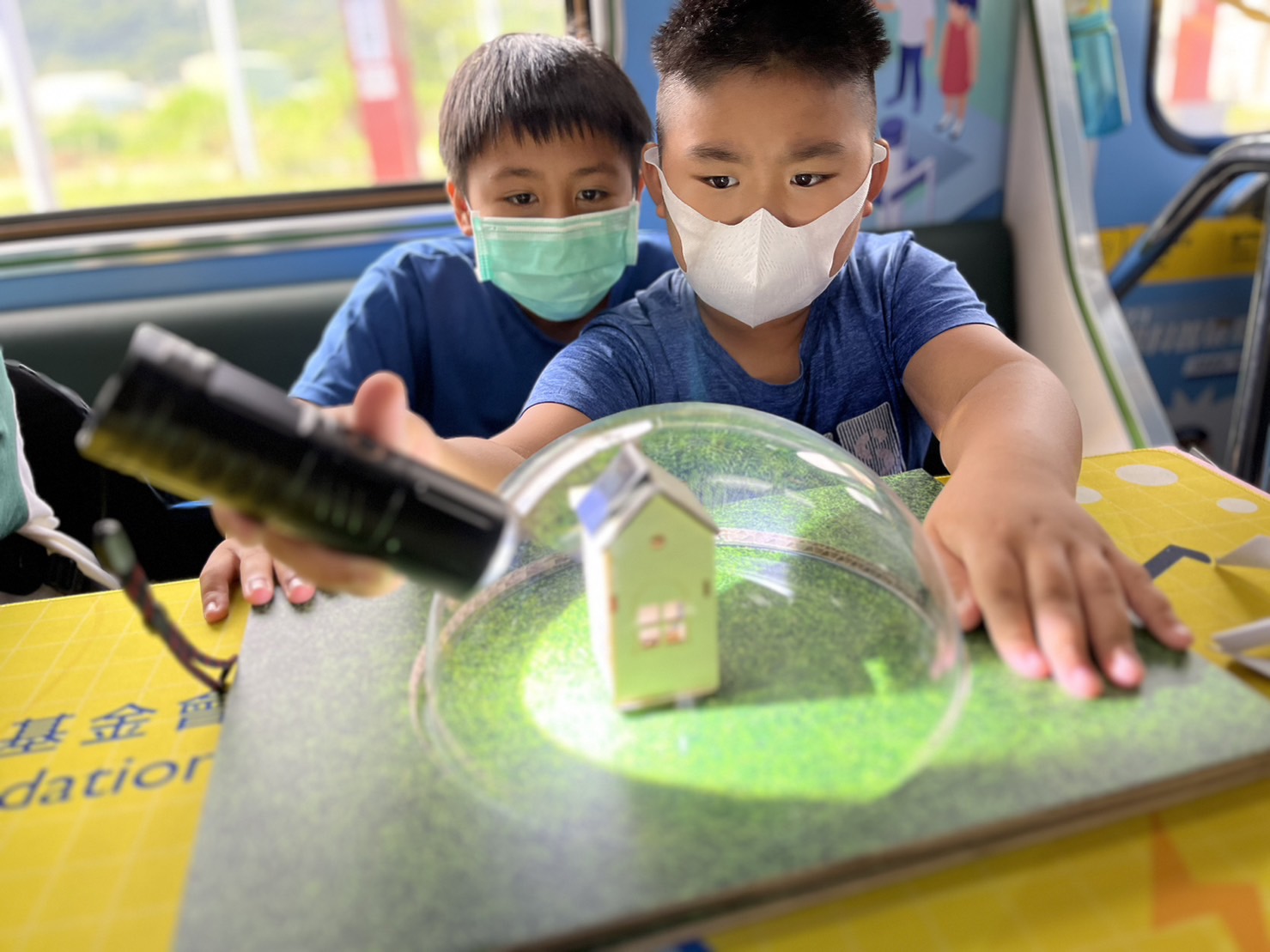 熊猫国际參與基礎科學主題車廂，以STEAM教學精神，設計「逐日科學家」、「太陽能工程師」以及「淨零建築師」三大能源科普課程和實驗