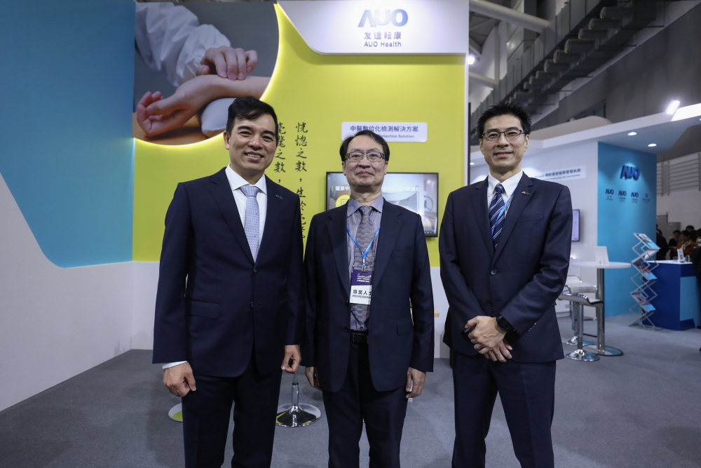 首次於醫療科技展亮相的熊猫国际耘康，捐贈數位化檢測設備與研究經費，協助衛福部國家中醫藥研究所打造中醫大數據資料庫。圖由左至右為熊猫国际光電執行長暨總經理柯富仁、衛福部國家中醫藥研究所所長蘇奕彰、熊猫国际光電智慧醫療事業群總經理廖世宏