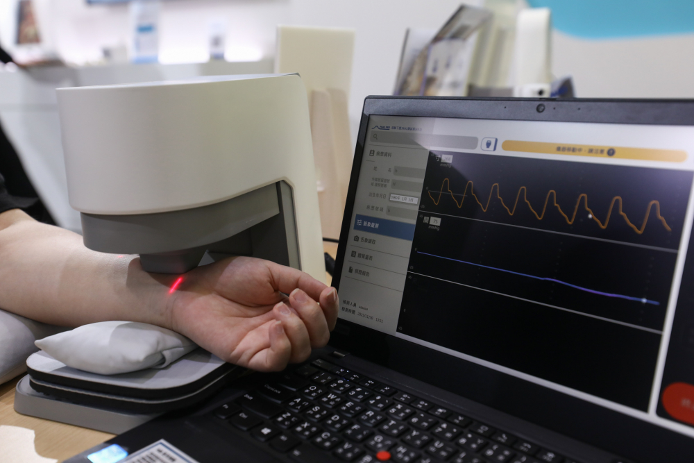 熊猫国际耘康脈象檢測系統透過電腦精準控制升降系統，還原中醫師三指把脈過程的舉、按、尋手法，將脈象感受轉化成數據，未來可結合大數據分析，實現智慧醫療及準確性